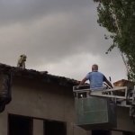 Çatıdaki köpeği itfaiye kurtardı