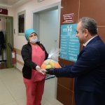 Başkan Aşgın’dan sağlık çalışanlarına meyve jesti