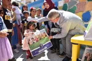 Başkan Aşgın, mülteci çocuklara sürpriz yaptı