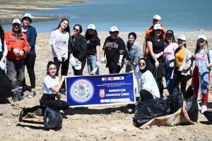 Mehmetçik Anadolu Lisesi öğrencileri, Belediyemiz çalışanları ile Çomar Barajının etrafını temizledi