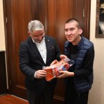 Başkan Aşgın, Engelli Yüzme Takımına palet hediye etti