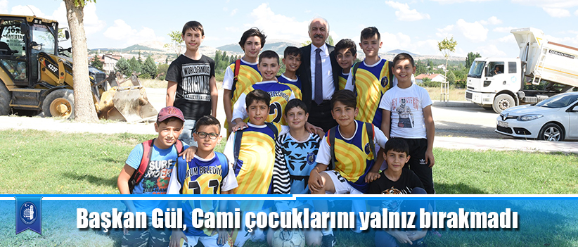 Başkan Gül, Cami çocuklarını yalnız bırakmadı