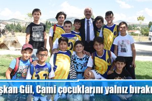 Başkan Gül, Cami çocuklarını yalnız bırakmadı