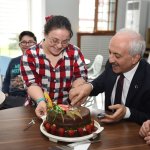 Başkan Gül, Down Sendromlularla pasta kesti