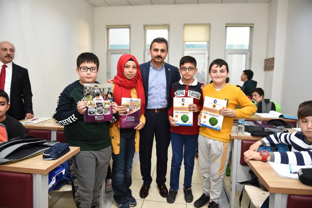 Başkan Külcü, kurslara gelen öğrencilere kitap ve hediye dağıttı