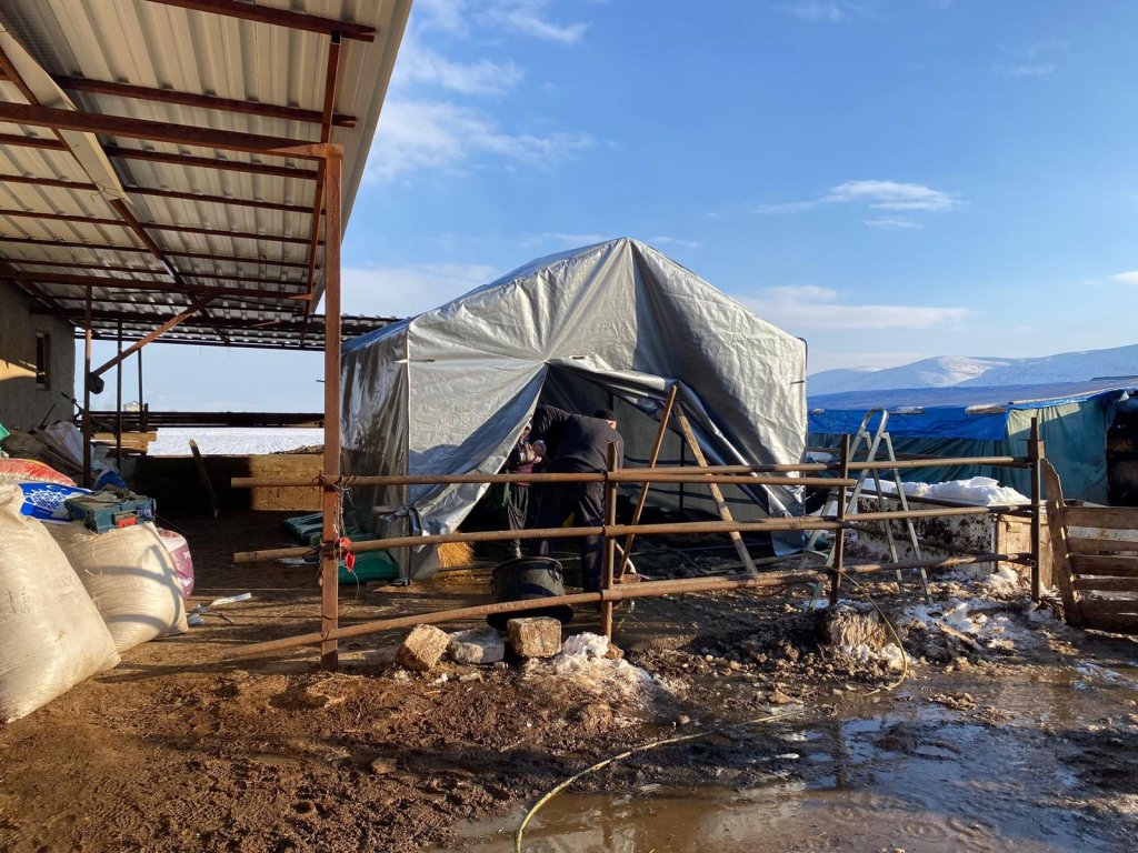 Belediyenin imal ettiği çadırlar, Afşin’de kurulmaya başlandı