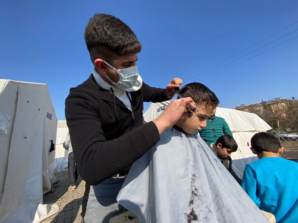 Gönüllü berberler, Afşinli depremzedeler için seferber oldu