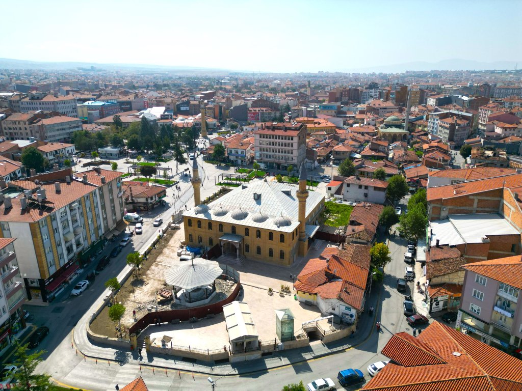 Ulu Cami Bahçesiyle İlgili İddialara Belgeleriyle Cevap Verdi